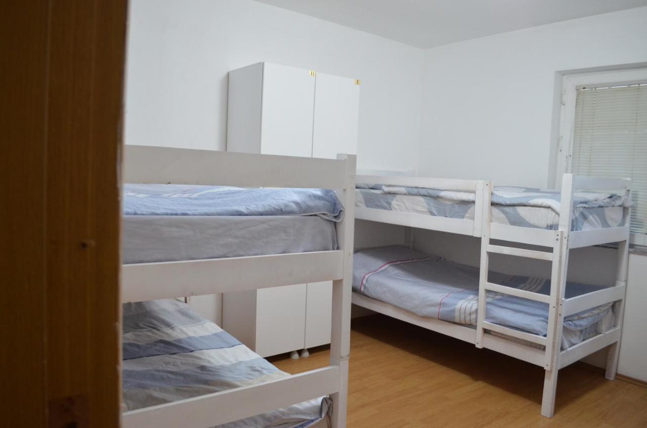 Moonlight Hostel พริสตีนา ภายนอก รูปภาพ